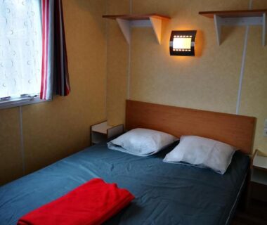Chambre avec lit double et serviettes dans le Mobil Home 4 pers proche Puy du Fou et Montaigu