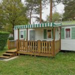 Terrasse en bois devant mobil-home ombragé au Mobil Home 4 pers proche Puy du Fou