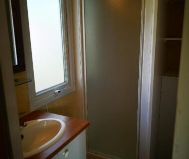 Salle de bain avec douche et lavabo dans le Mobil Home 4 pers proche Puy du Fou et Montaigu