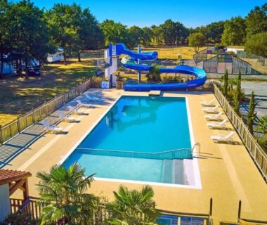 Piscine avec toboggan et transats au Mobil Home 4 pers proche Puy du Fou et Montaigu