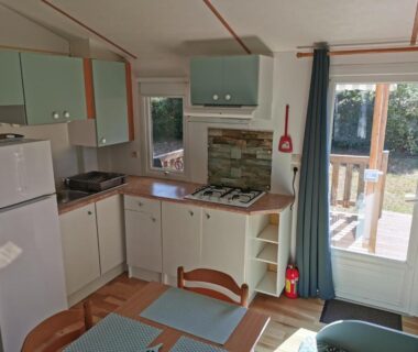 Cuisine et coin repas avec porte-fenêtre du Mobil Home 4 pers proche Puy du Fou et Montaigu Vendée