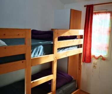 Chambre avec lits superposés et fenêtre dans le Mobil Home 4 pers proche Puy du Fou et Montaigu