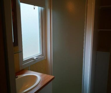 Salle de bain avec cabine de douche dans le Mobil Home 4 pers proche Puy du Fou et Montaigu Vendée