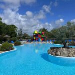 Piscine extérieure avec aire de jeux et transats au mobil home 4 places 2 chambres du camping 4 étoiles