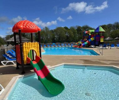 Piscine avec toboggans et pataugeoire au mobil home 4 places 2 chambres du camping 4 étoiles sud Finistère