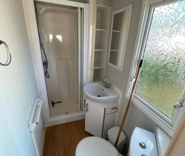 Salle de bain avec cabine de douche lavabo et WC du Mobil Home 4 places 2 chambres