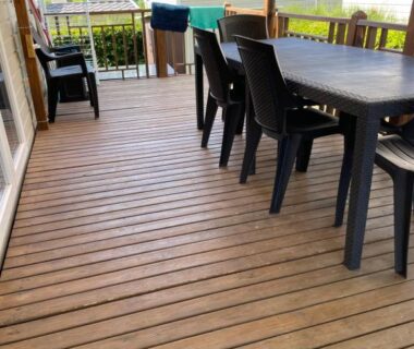 Terrasse en bois avec table et chaises du Mobil-Home 40 M2 Camping SIBLU La Carabasse