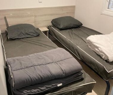 Chambre avec deux lits simples dans le Mobil-Home 40 M2 Camping SIBLU La Carabasse