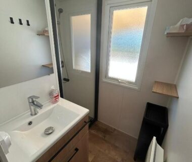 Salle de bain avec lavabo et cabine de douche du Mobil-Home 419 Camping Lac des rêves Siblu 3ch 40m2 MER