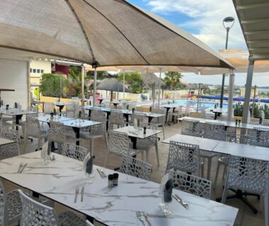 Terrasse couverte avec tables et piscine au Mobil-Home 419 du Camping Lac des rêves Siblu 3ch 40m2 MER