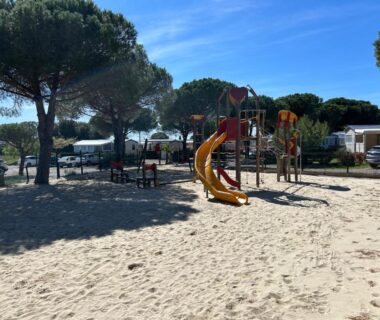 Aire de jeux sablonneuse sous pins au Mobil-Home 419 Camping Lac des rêves Siblu 3ch 40m2 MER