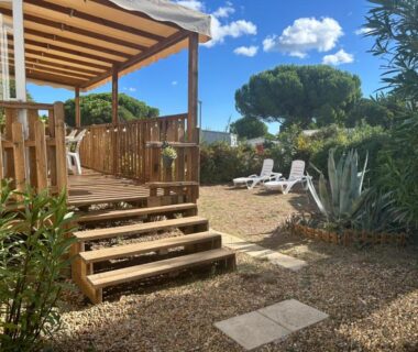 Terrasse en bois avec marches et transats du Mobil-Home 419 Camping Lac des rêves Siblu 3ch 40m2 MER