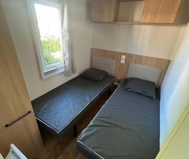 Chambre avec deux lits simples dans le Mobil-Home 419 du Camping Lac des rêves Siblu
