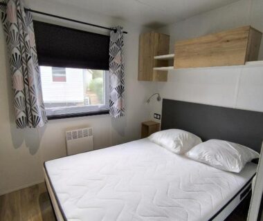 Chambre avec lit double et fenêtre dans le Mobil-Home 45 m2 du camping le Mar Estang