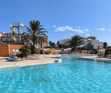 Piscine extérieure avec toboggan et transats au Mobil-Home 45 m2 du camping le Mar Estang
