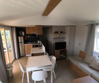 Salon et cuisine ouverts au Mobil-Home 45 m2 du camping le Mar Estang 4 étoiles