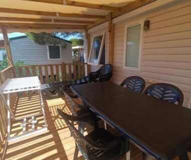 Terrasse couverte avec table et chaises du Mobil-Home 45 m2 camping le Mar Estang 4 étoiles