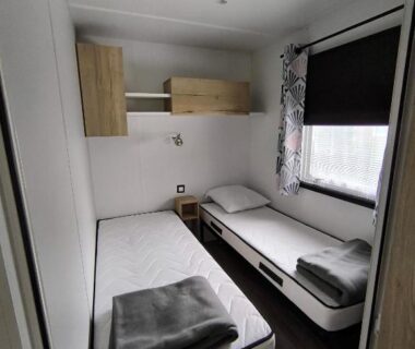 Intérieur chambre avec deux lits simples dans le mobil-home 45 m2 du camping Le Mar Estang 4 étoiles