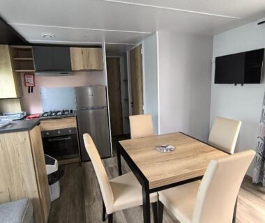 Coin repas avec kitchenette dans le mobil-home 45 m2 du camping le Mar Estang