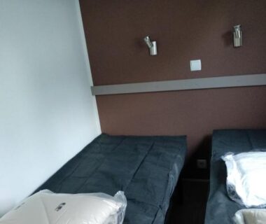 Chambre avec deux lits simples et rangements dans le Mobil Home