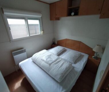 Chambre avec lit double et rangements dans le Mobil-Home 54 au Parc Résidentiel de la Plage