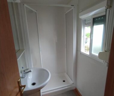 Salle de bain avec douche et lavabo dans le Mobil-Home 54 au Parc Résidentiel de la Plage - 4 personnes