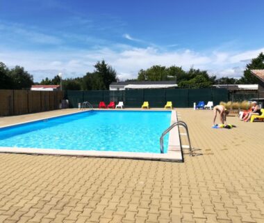 Piscine extérieure et transats au Parc Résidentiel de la Plage Mobil-Home 54