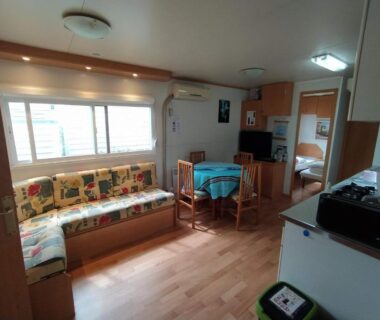 Séjour avec banquette et kitchenette dans le Mobil-Home 54 au Parc Résidentiel de la Plage