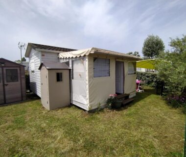 Jardin avec mobil-home et auvent dans le Mobil-Home 54 au Parc Résidentiel de la Plage - 4 personnes