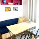 Coin repas avec banquette table et chaises dans le Mobil Home 5pers proche EUROPA PARK