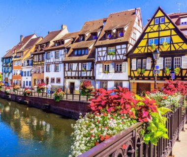 Rive du canal avec maisons à colombages et fleurs au Mobil Home 5pers proche EUROPA PARK dans Camping 3étoiles