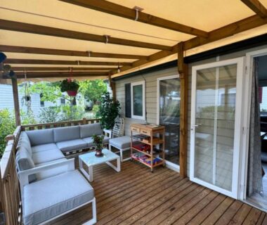 Terrasse en bois avec salon extérieur sous auvent du Mobil-Home