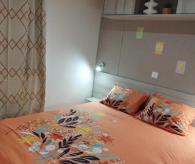 Chambre avec lit double, lampe et rangements dans le Mobil Home 6-8p 3ch 2sb Clim