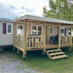 Terrasse en bois avec table et chaises dans le Mobil Home 6-8p 3ch 2sb Clim