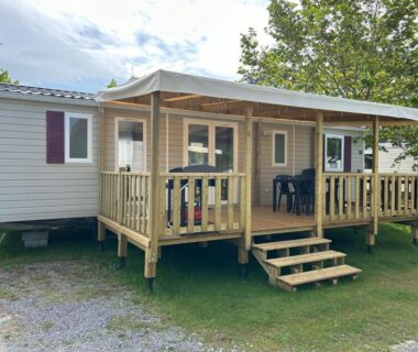 Terrasse en bois avec table et chaises dans le Mobil Home 6-8p 3ch 2sb Clim