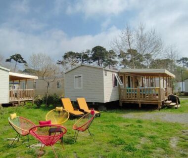 Espace pelouse avec chaises et terrasse du Mobil Home 6-8p 3ch 2sb Clim