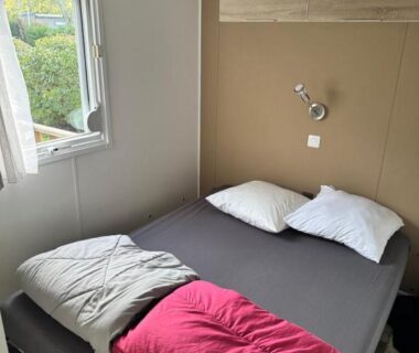 Chambre avec lit double et fenêtre dans le Mobil Home 6 à 8 personnes avec jardin