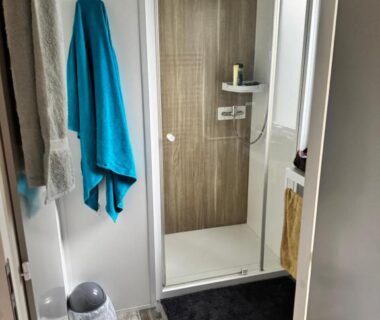 Salle de bains avec douche et serviettes du Mobil Home 6 à 8 personnes avec jardin