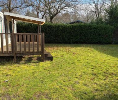 Jardin avec terrasse en bois du Mobil Home 6 à 8 personnes avec jardin