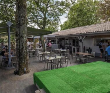 Terrasse extérieure avec tables et bar au Mobil Home 6 à 8 personnes avec jardin