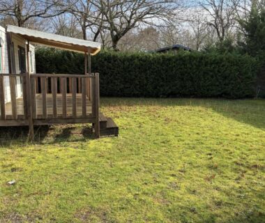 Pelouse et terrasse en bois du Mobil Home 6 à 8 personnes avec jardin