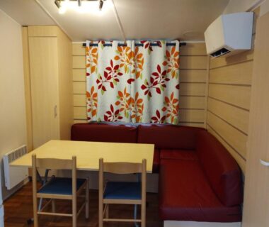 Coin repas avec banquette et table dans le Mobil Home 6 pers 3 chambres piscine proche Europa Park
