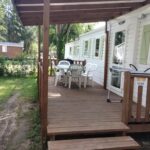Terrasse en bois avec table et chaises du Mobil Home 6 pers 3 chambres piscine proche Europa Park