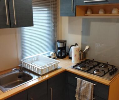 Coin cuisine avec évier cafetière et plaque gaz dans le Mobil Home 6 pers 3 chambres piscine proche Europa Park