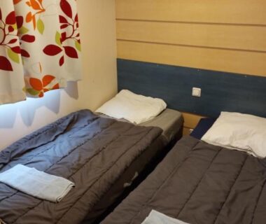 Chambre avec deux lits simples du Mobil Home 6 personnes proche Europa Park