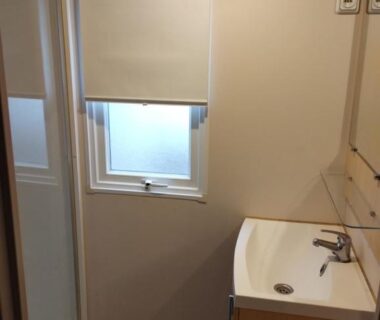 Salle de bain avec douche et lavabo dans le Mobil Home 6 pers 3 chambres piscine proche Europa Park
