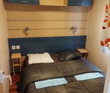 Chambre avec lit double et rangements dans le Mobil Home 6 pers 3 chambres proche Europa Park