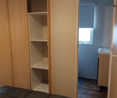 Chambre avec lit et placard dans le Mobil Home 6 pers 3 chambres proche Europa Park