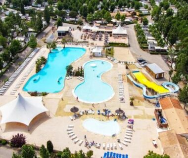 Vue aérienne de la piscine centrale avec toboggans au Mobil Home 6 pers à Vias Plage