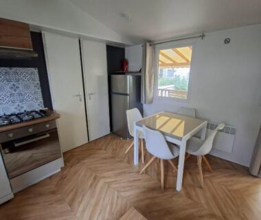 Intérieur avec kitchenette et coin repas dans le Mobil Home 6 pers à Vias Plage